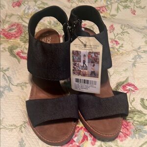 Tom’s Black Denim Sandler, size 10 W